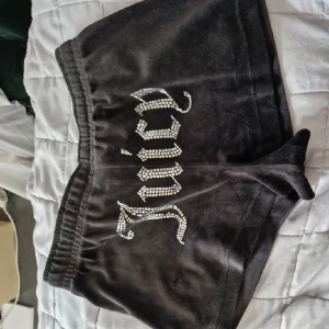 Juicy couture  - Juicy Couture shorts i svart färg 🖤 Storlek S, men passar även XS och M 🫶🏼 Helt felfria och använda fåtalet gånger, diamanter på baksidan  Dragkedjor i fram  Nypris 800:-, mitt pris 350 ❤️