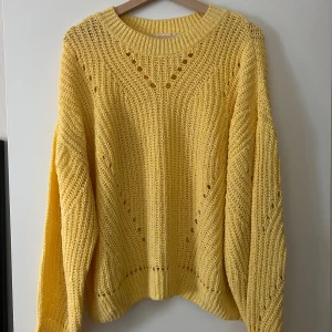 Gul stickad tröja - Säljer min, nästan helt oanvända, gula stickade tröja. Perfekt att dra på sig nu i vår eller i sommar! Den är från Esprit och i perfekt skick. Nypris 800kr, säljer den för 500kr. 