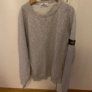 Stone island crewneck - En väldigt snygg stone island crewneck i storlek 170! Skulle säga att den passar 165-175! Skick 9/10. Byten kan även vara intressanta!