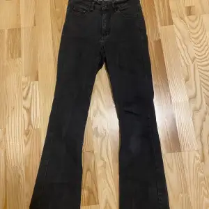 Säljer dessa svarta bootcut jeans ifrån Kappahl i modellen Susan, storlek 36. Fint skick. Midjehöjden är hög men går utmärkt att ha dem som low eller mid om så önskas.