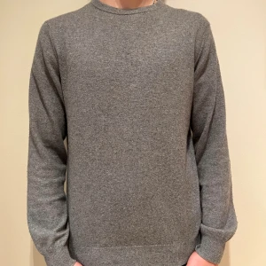 Kashmir tröja - Lotti P. tröja i nyskick, inget tecken på användning. Nypris 1799kr. 100% cashmere i storlek M. Modellen är 188 cm och tröjan är för liten.