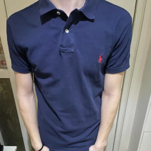 POLO RALPH LAUREN PIKE, STRL S/M - Säljer nu min väldigt fräsch och fina ralph lauren pike i storlek M fits S,nypris på dessa är ca 1500kr, mitt pris endast 300kr, vid snabb affär kan priset gå ner.