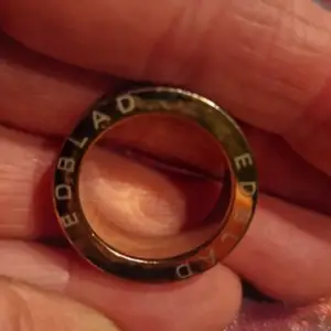 En jätte fin Edblad ring som tyvärr var lite för stor för mig. En sen har ramlat av men som inte syns ifall man har den åt rätt håll. Ringen är i rostfritt stål och rostar inte. 