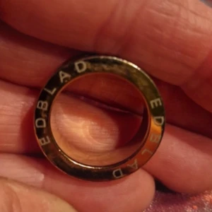 Edblad ring - En jätte fin Edblad ring som tyvärr var lite för stor för mig. En sen har ramlat av men som inte syns ifall man har den åt rätt håll. Ringen är i rostfritt stål och rostar inte. 