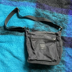 Axelremsväska  - Praktiskt väska från marimekko. Köpt för 1300kr.