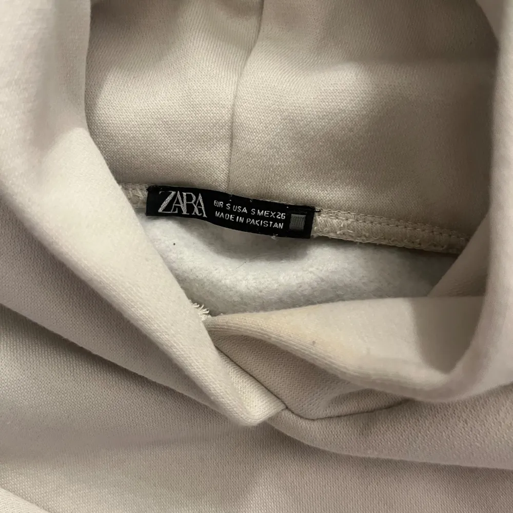 Hoodie från zara som aldrig kom till användning när de blev fel färg! Säljer för 250 men kan tänka mig byte mot en likadan fast grå eller svart!💘. Hoodies.