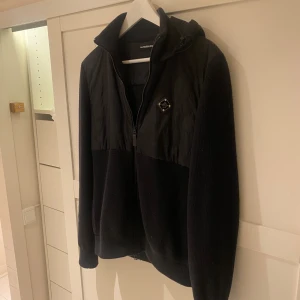 J Lindberg cardigan - Hej säljer nu denna sjukt snygga J Lindeberg cardigan då den inte passar mig och min stil, sjukt fin i skicket och väldigt snygg passform, kontakta mig vid funderingar mvh Melker Boban