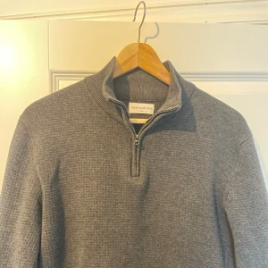 Half Zip  - Köpt i februari, Nypris: 999 kr Säljes för 200 kr Skick: 10/10 Storlek: S 