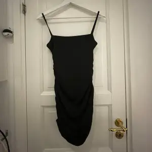 En svart ny klänning som jag köpte utomlands❤️Skriv om du har frågor!