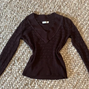 stickad topp  - Säljer denna super söta vintage tröjan. Den är urringad och passar väldigt bra på mig som har storlek s. Hör av dig vid intresse 🎀