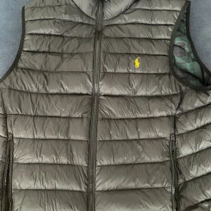 Grön Ralph lauren väst - Strl XL men sitter som L Använd ett fåtal gånger sen den köptes ett par år sedan Skick 9/10 Inga skador eller synliga fläckar Skriv om ni vill ha mer bilder så löser jag!