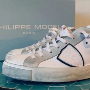 Philippe modem skor  - Tjena!  Säljer ett par Philippe models i storlek 42. Skorna är i bra skick och använda enbart ett par gånger.  Hör av dig vid frågor!