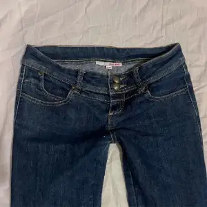 Hej! Säljer dessa jeans då dom är för stora. 😃  Innerbenslängd: 82 cm Midjemått tvärsöver: 39 cm