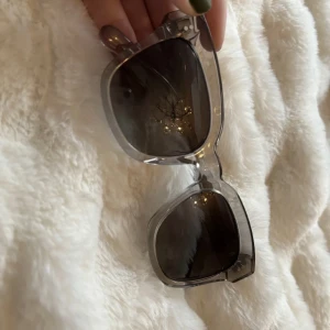 Chimi 07 solglasögon  - Äkta chimi 07 som inte riktigt kommer till användning längre. Glasögonen har inga skador som jag kan se och är i jätte bra skick men lådorna har lite små skador (en ser man på andra bilden).  Har fodral och original boxen kvar ❤️nypris 1250kr 