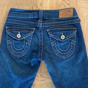Lågmidjade true religion jeans med lätt bootcut. Köpta på Plick men i mycket bra skick. Innerbenslängd är 72 cm och midjemått 35 cm. Meddela om du har några frågor💗