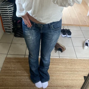 Mörkblå jeans - Mörkblå superfina lågmidjade bootcut jeans💕innerbenslängd ca 83 och midjemått rakt över 38 cm:)