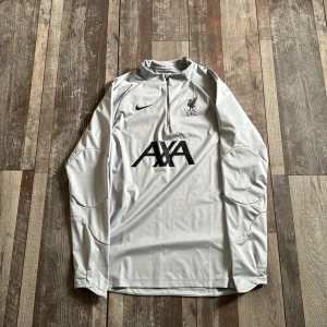 Liverpool träningströja - Liverpool träningströja Nyskick Storlek S Nypris 1200