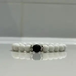 Detta armband heter white pearl och är av Sten, pärlorna är 8mm.  Helt ny skick! Vid intresse hör gärna av er!!