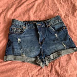 Lowwaist jeans shorts i nyskick, köptes med hål. Fråga om fler bilder <3