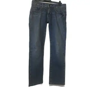 Blåa lågmidjade jeans med glitter!💙 Kan inte skicka bild på!!! Storlek 38 med innerbenslängd 75cm Skriv om jag ska skicka midjemått 