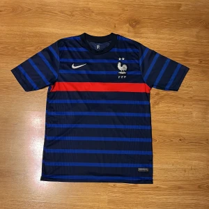 Frankrike T-shirt  - Säljer min feta fotbollströja från Frankrike i storlek S, grymt bra skick utan några som helst defekter. Säljer den för 250 men priset kan diskuteras vid affär! Kom pm vid fler frågor/bilder