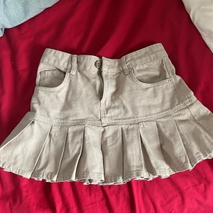 y2k kjol  - volankjol i jeans från bershka, använd en gång! midjemått 33cm