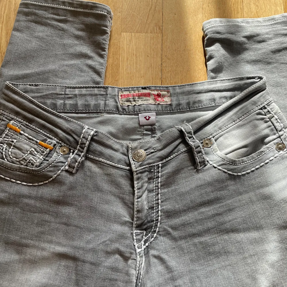 Jeansen är i stolek 32! Säljer för att dem passar inte. Ser helt nya ut ❤️ . Jeans & Byxor.