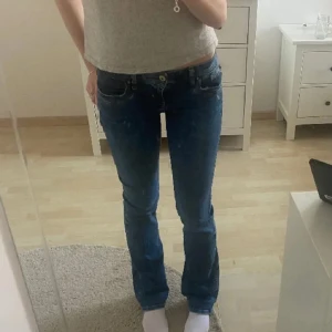 ltb jeans - säljer nu dessa super snygga ltb jeansen i modellen ”valerie”. köpta här ifrån plick o är som i nyskick då jag aldrig har använt de och hon innan fåtal gånger. Tjejen innan har även sytt in ett resårband så att midjan är stretchigare även slutsålda ❤️