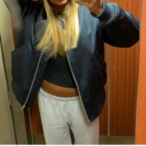 Bomberjacka från HM - Säljer denna super fina jacka från H&M i mycket bra skick. Jackan är i storlek S, men skulle säga att den är stor i storleken💓