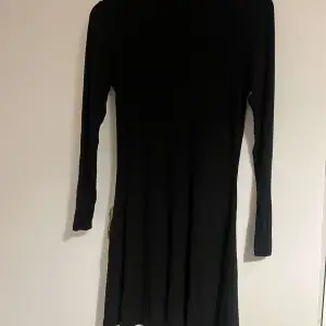 Säljer min klänning för endast 79 (hade köpt den för 200) den är bra skick, ganska skön material 