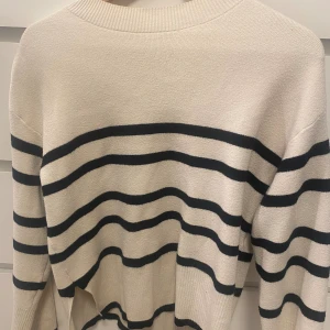 Vera Moda tröja randig  - Svart vit randig Vera Moda tröja storlek xs bra skick inte så använd
