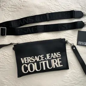 Versace Jeans Couture Clutch/väska med axelrem 650 kr Betalat 1800 kr   