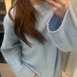 🌟Blå stickad tröja🌟 - Ljusblå stickad tröja🩷Tyvärr aldrig kommit till användning, så helt som ny🙌🏼Nypris: 399kr