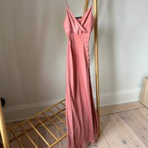 Fin rosa satin klänning från Zara som är i topp skick! Endast använd vid ett tillfälle. Sitter så sjukt snyggt på!!! 