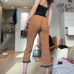 Mönstrade byxor från highrack - Jättesnygga byxor från highrack i coolt mönster. 