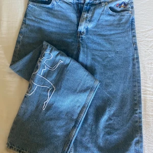 Jeans  - En typisk skate byxa! Stora vid bena och tight vid midjan, väldigt fina detaljer! Kan alltid diskutera pris.