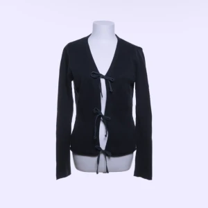 kofta med rosetter - jättefin svart kofta från hunkydory köpt på sellpy! (obs det finns bara två rosetter på koftan då jag klippt av den tredje pga konstig passform) 🖤🎀