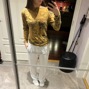 Tröja - Mycket vacker finstickad vintage tröja i unikt mönster!🥰Står inte märke eller storlek men min mamma sa att den var köpt i Grekland när hon var ung! Passar mig bra som brukar ha xs-s💕(köpare står för frakt!)