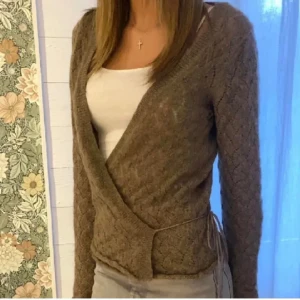 Zadig kofta - Säljer denna bruna stickade kofta från Zadig&Voltaire, jättemysig och snygg. Säkjer den billigt då den inte koller til användning så mkt längre o jag vill få den sold fort!