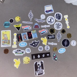 Band klistermärken - Massor av klistermärken. Mynten är som referens för storlekarna. Pris/klistermärke är från 2-5kr. 2 kr för de små som tex Palaye royale  L klistermärket. 5 kr för tex the cat lady klistermärket och black butler klistermärket. Skriv vilken du vill ha!