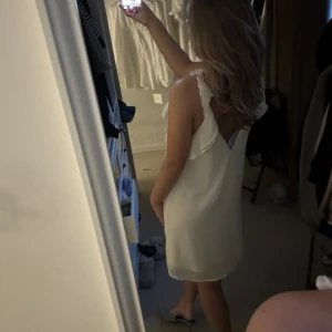 Studentklänning  - Vit söt klänning till sommar o student🚀 Använd nån gång men fint skick, strl 36 💘 Finns ej o köpa