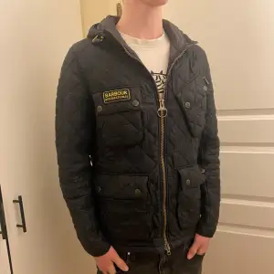 Barbour jacka perfekt till våren! Inga skavanker eller defekter! Bara att höra av er vid frågor🤲