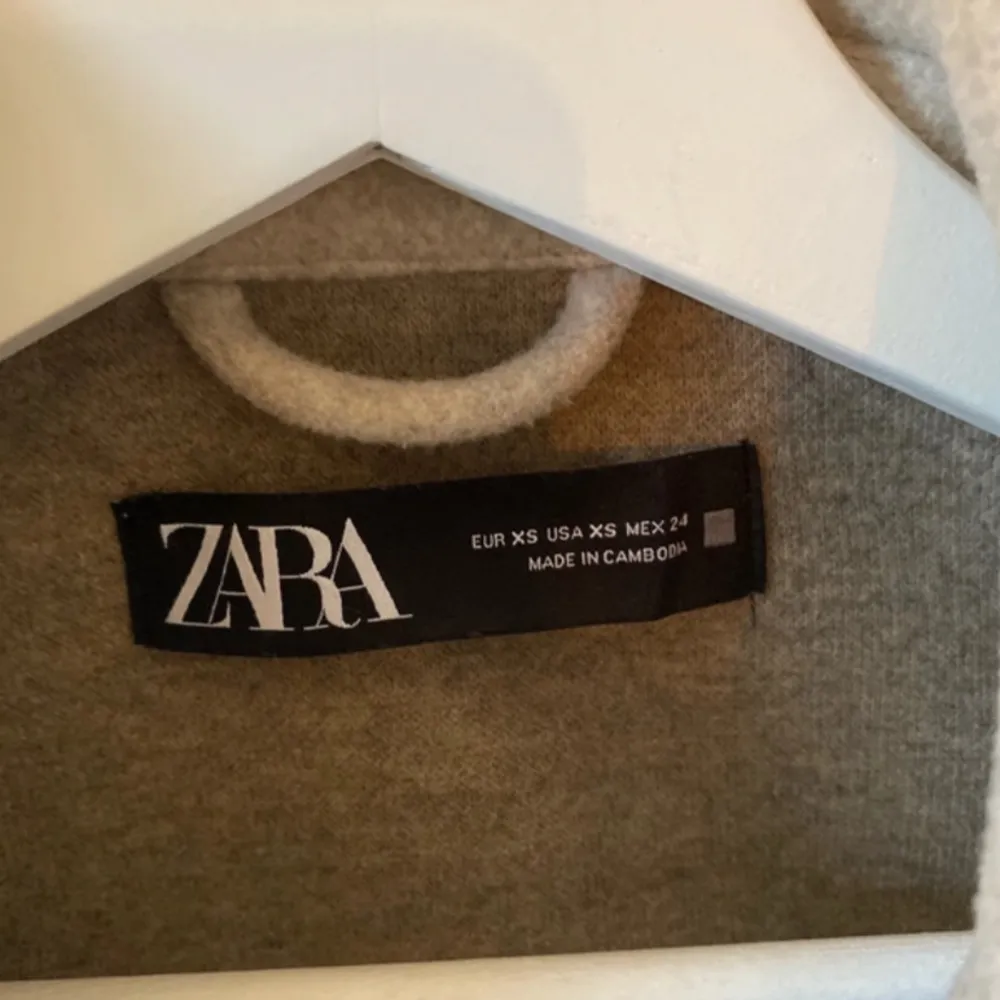 En superfin vårjacka från Zara i storlek xs, säljer för att den inte används längre 🤍🤍 bra skick  . Jackor.