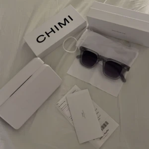 Chimi 04 - I princip oanvända snygga chimiglajjor. Säljer då jag behöver styrka i mina glasögon. Kvitto, låda och allt som följde med vid köp medföljer. Chimi 04, grey