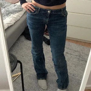 Lågmidjade jeans  - Säljer dessa lågmidjade jeans, lite slitna i hälarna (ett litet hål i ena som går att se på andra bilden). Skriv för fler bilder, går ner i pris vid snabb affär 🤍