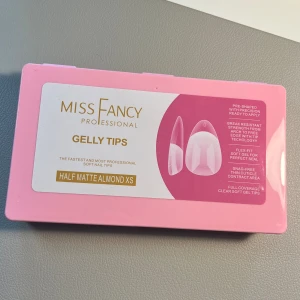 Press-on tippar  - Press-on tippar ifrån miss fancy. Endast använda till ett set!