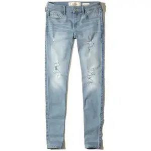 Säljer dessa jeans från Hollister som inte kommer till användning. Det finns inga fel eller andra skador på dem då de knappt är  använda. Jeansen är ljusblåa och har hål på framsidan. De är skinny jeans i storlek: W23 L28. Skriv vid intresse!😊
