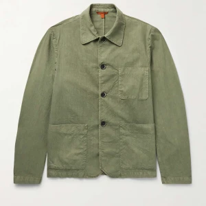 BARENA VENEZIAOvershirt Visal Tober 46 - Säljer denna otroligt fina Barena Venezia overshirt, mycket fint skick, inga skador eller täcken på användning. Extra knappar följer med Storlek 46, skulle säga att den passar M, beror på hur man vill att den skall sitta. Nypris 5400kr