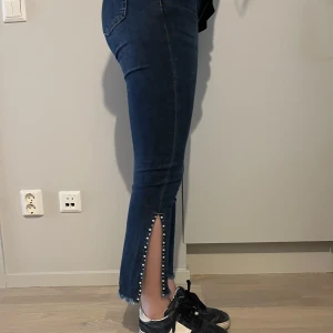 Jeans - Spana även in våra andra plagg och spara på fraktkostnader. Alla plagg är självklart tvättade och fräscha! Alla produkter kan skickas eller hämtas i Stockholm.   Vid ytterligare frågor tveka ej att skriva!