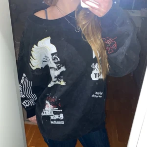 Svart college tröja med tryck - Det är en XL herr modell, men själv som älskar oversize är de den perfekta tröjan